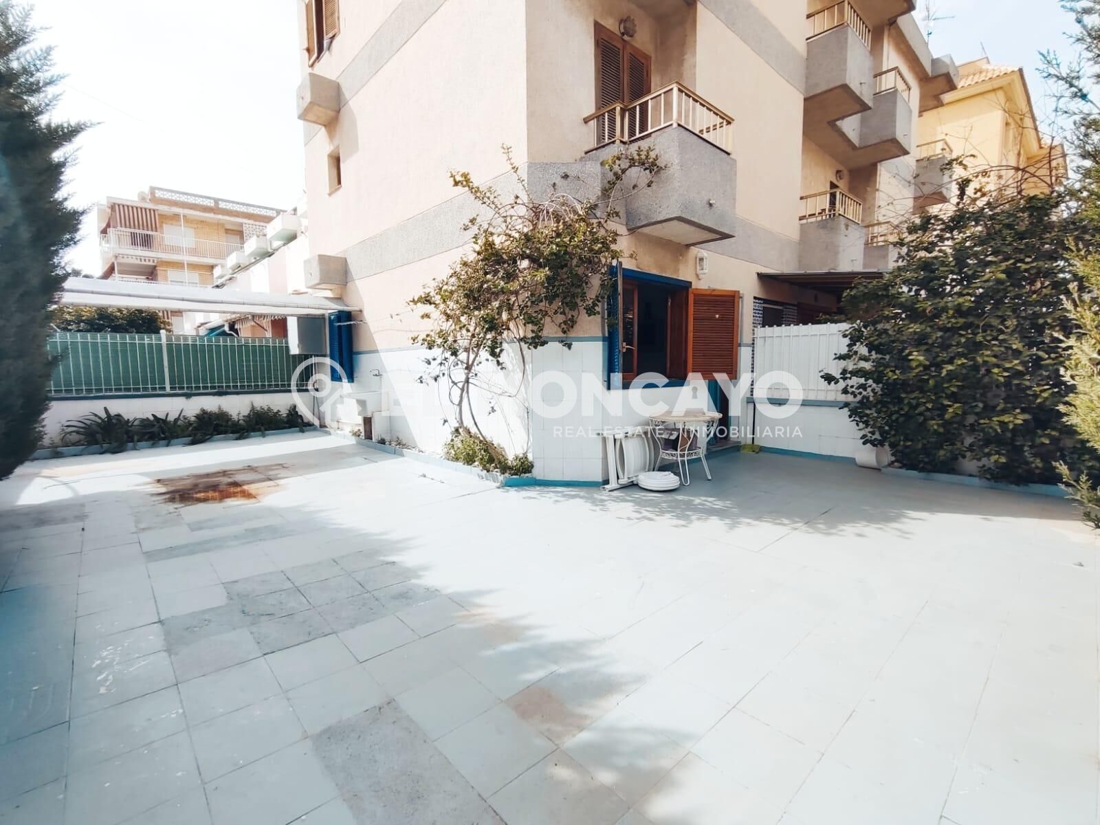 Vista exterior de Casa adosada en venda en Santa Pola amb Jardí privat, Terrassa i Balcó