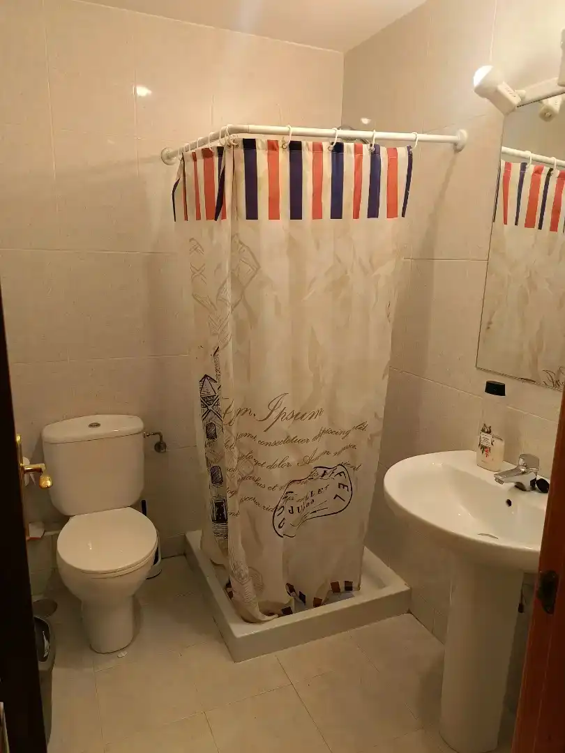 Bathroom of Flat for share in  Pamplona / Iruña  with Parquet flooring, Furnished and Oven