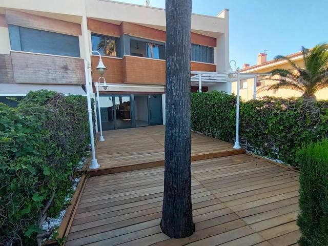 Casa adosada en Venta en Carrer de la Magnòlia, 2 en Pino Alto