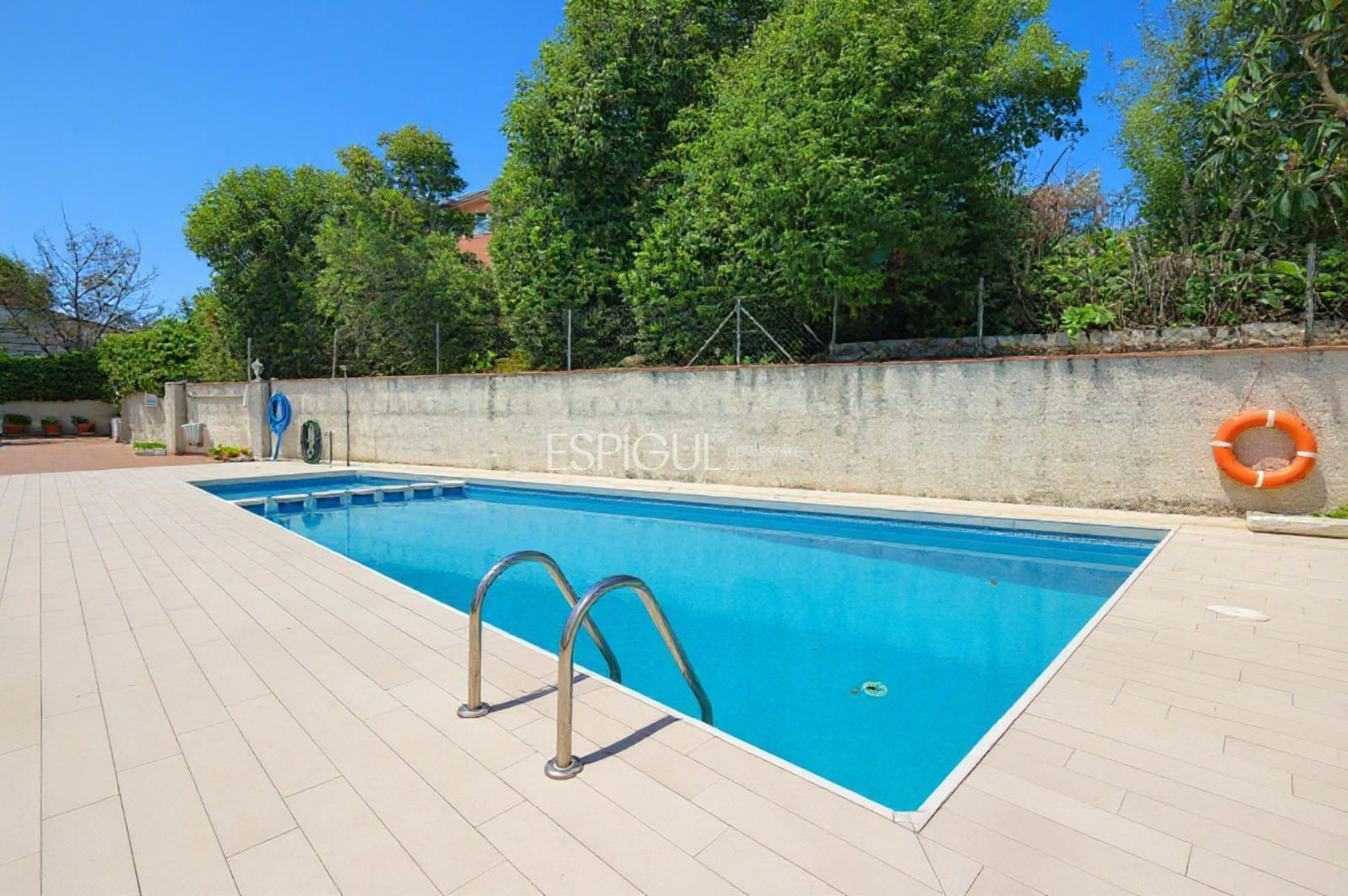 Piscina de Casa adosada en venda en Sant Cugat del Vallès amb Aire condicionat, Calefacció i Jardí privat
