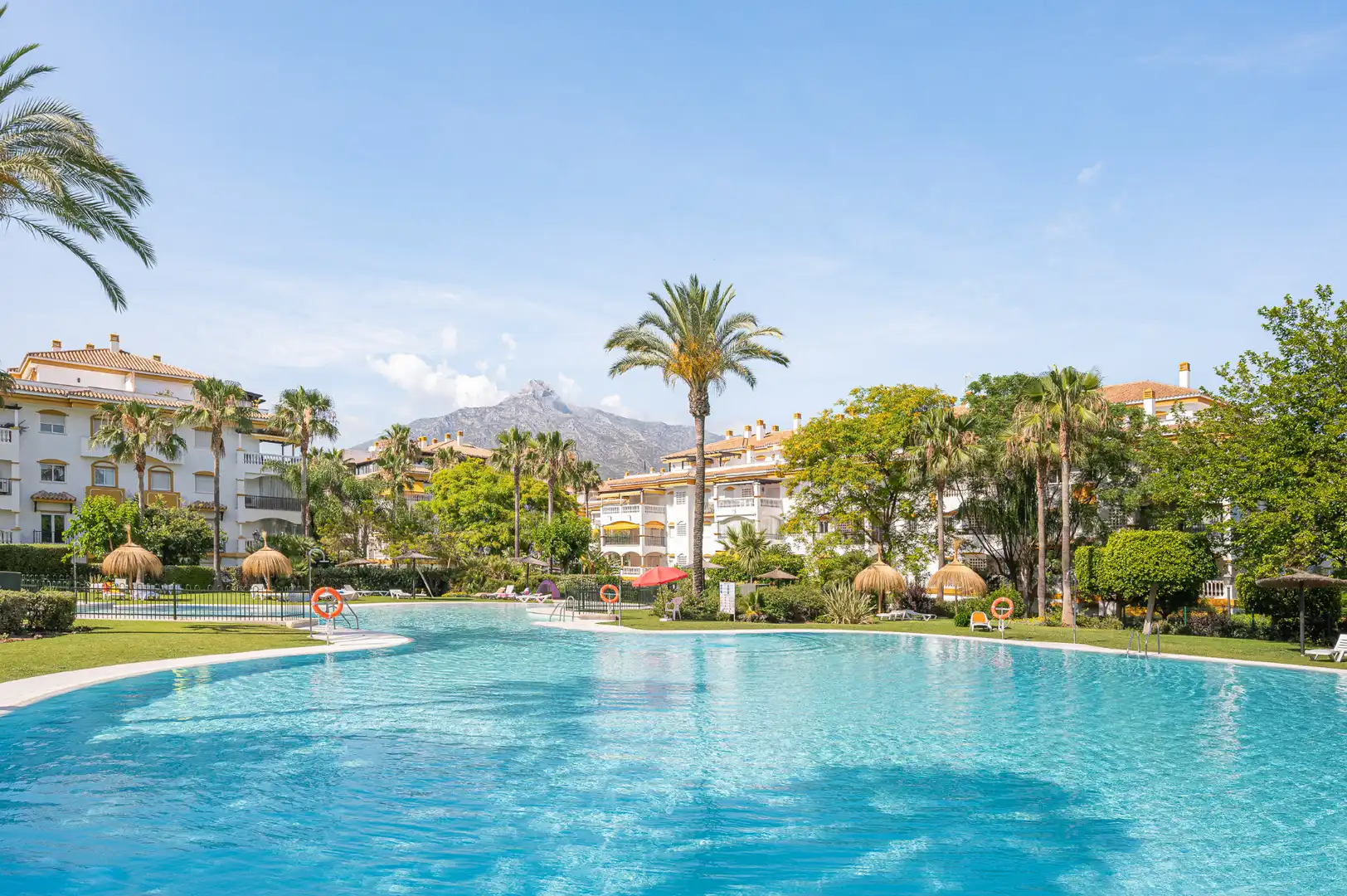 Vista exterior de Pis en venda en Marbella amb Aire condicionat, Calefacció i Terrassa