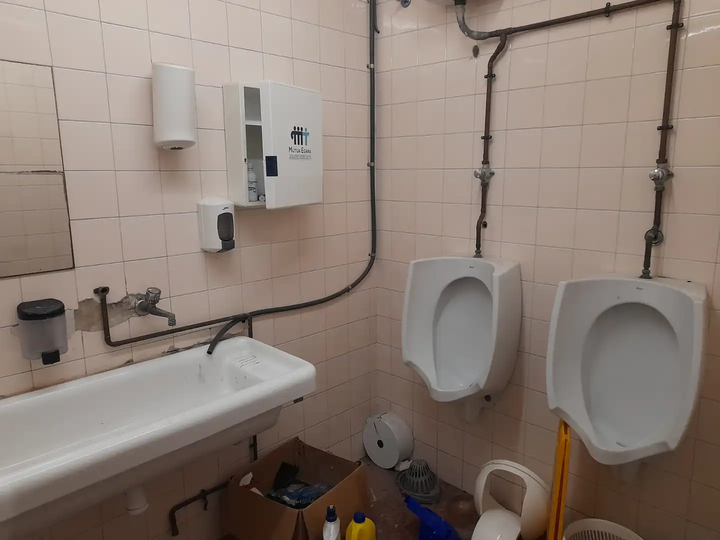 Badezimmer von Fabrikhallen zum Verkauf in Terrassa mit Heizung