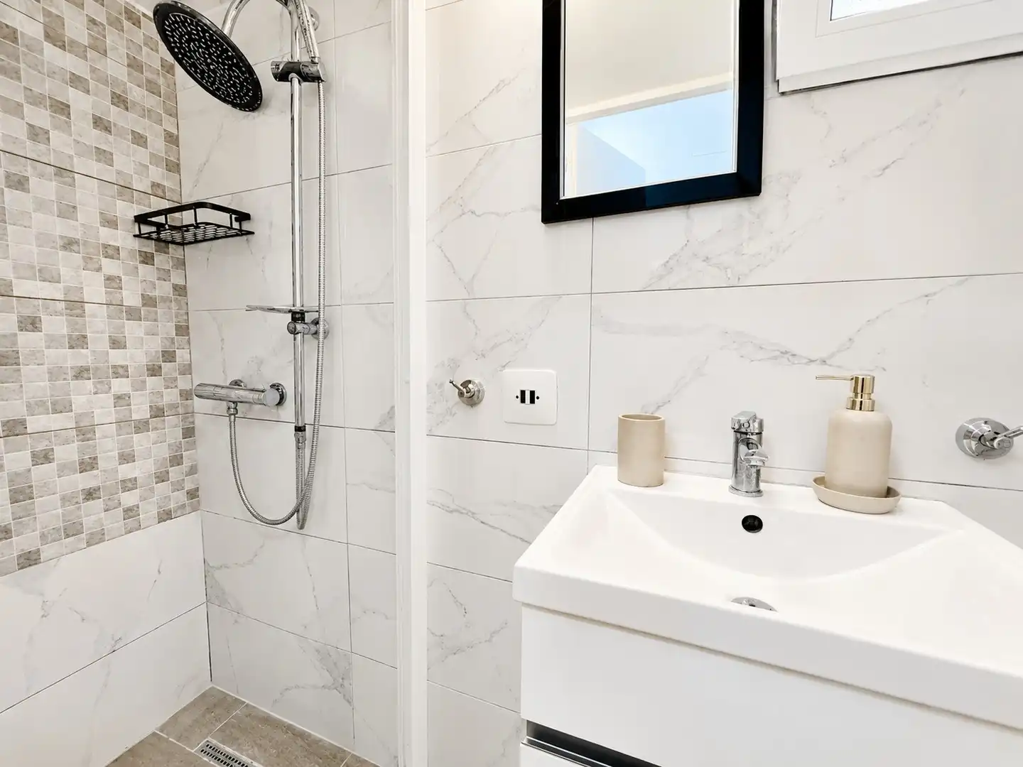 Bathroom of Flat for sale in Torrevieja  with Air Conditioner, Heating and Terrace