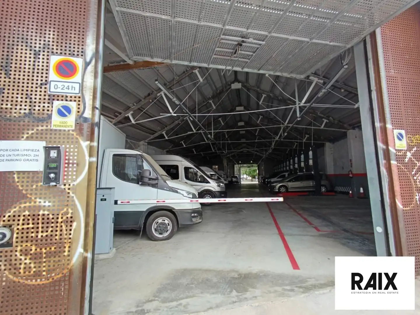 Parkplatz von Fabrikhallen zur Miete in Barcelona