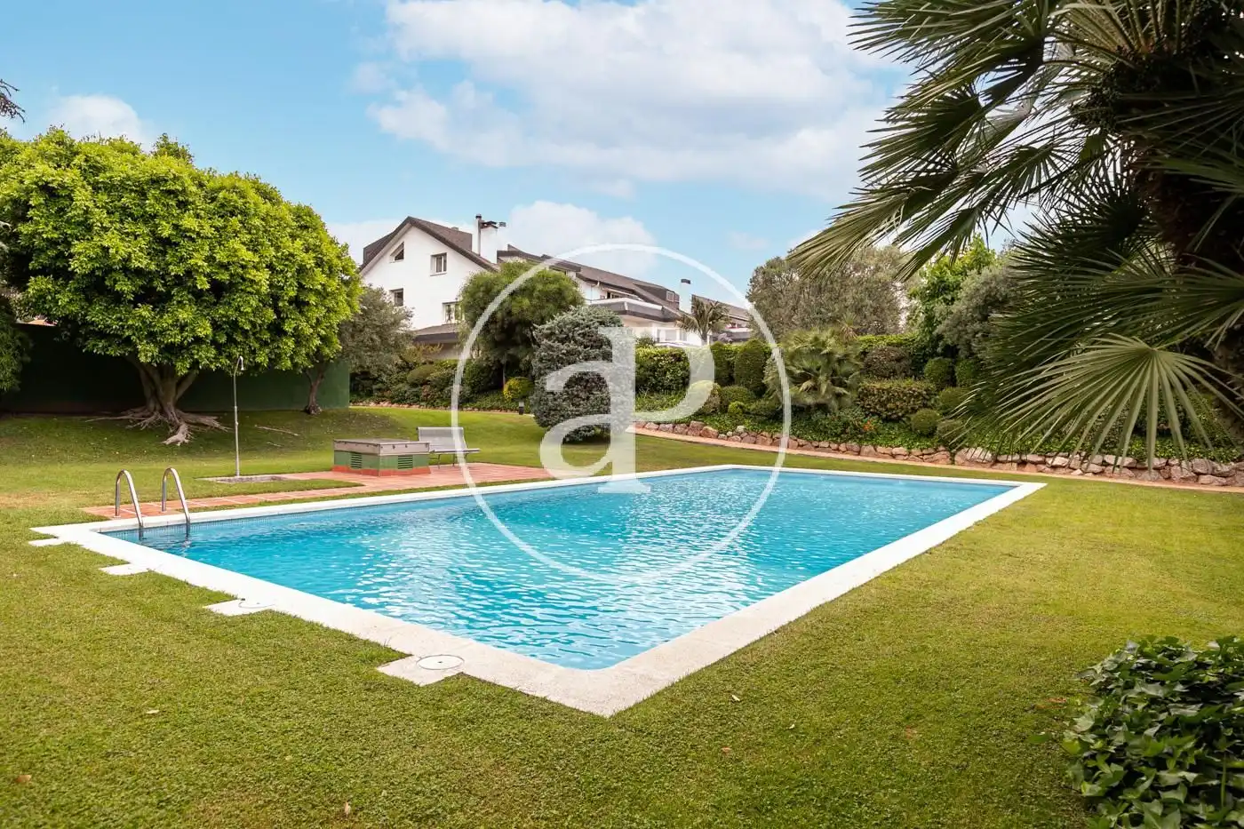 Schwimmbecken von Einfamilien-Reihenhaus zum Verkauf in Barcelona mit Klimaanlage, Heizung und Privatgarten