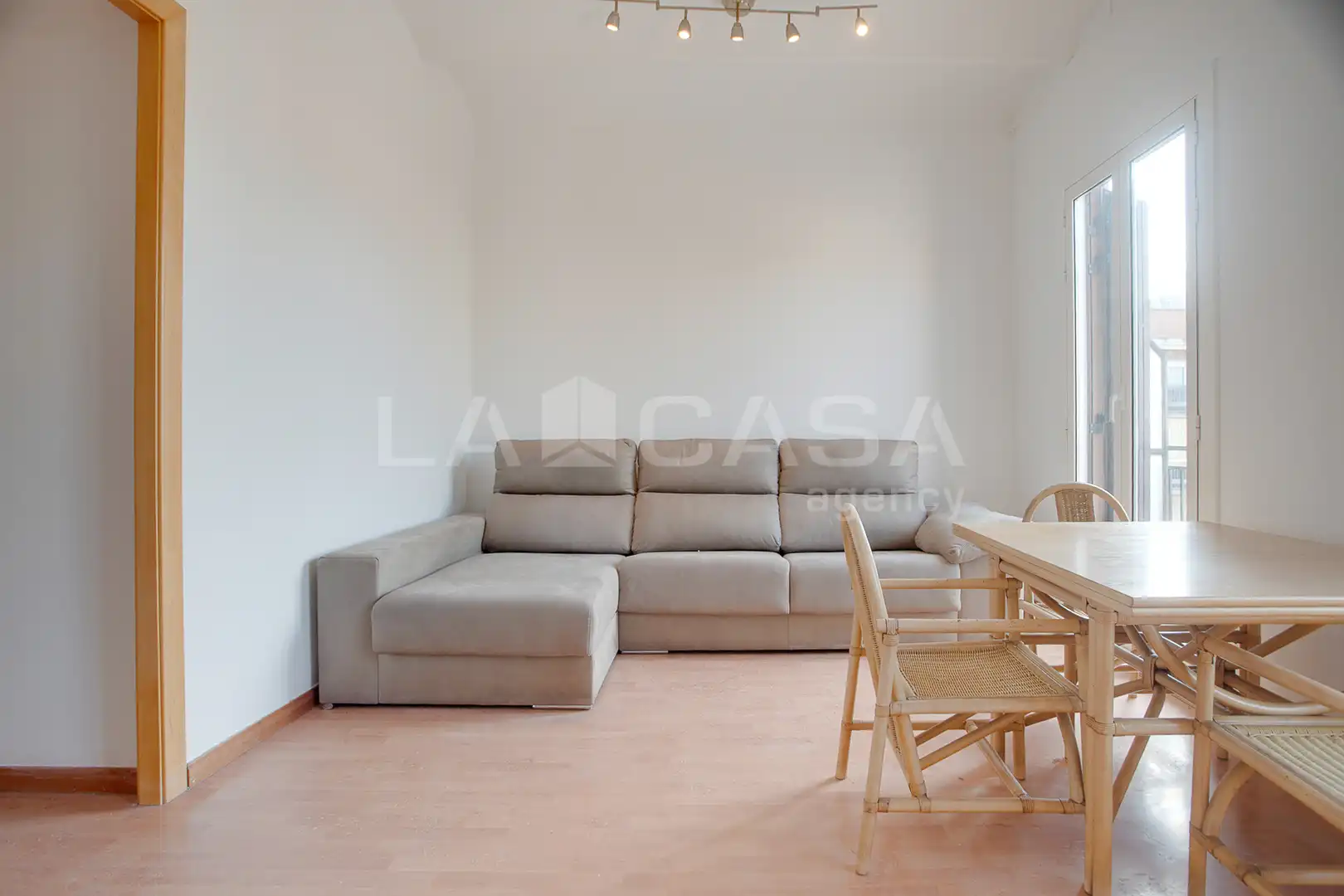 Wohnzimmer von Wohnung zum Verkauf in Barcelona mit Klimaanlage, Abstellraum und Ofen