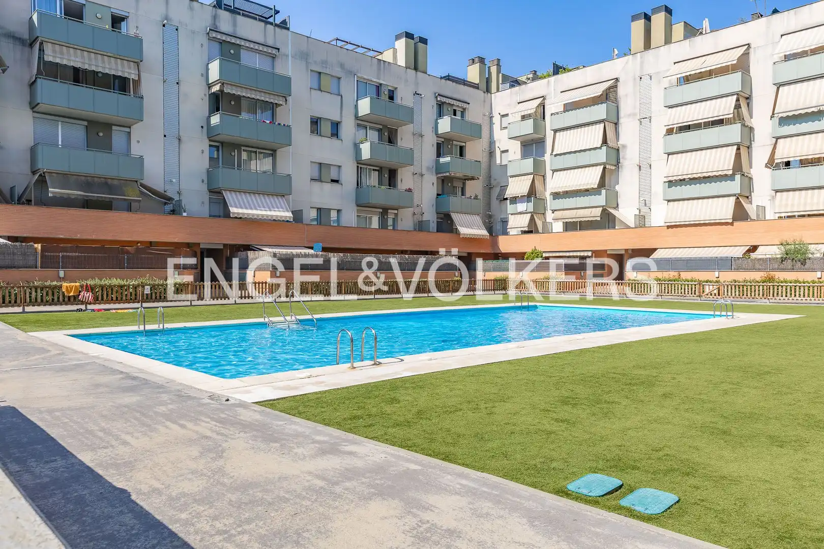 Vista exterior de Planta baixa en venda en Terrassa amb Calefacció i Piscina