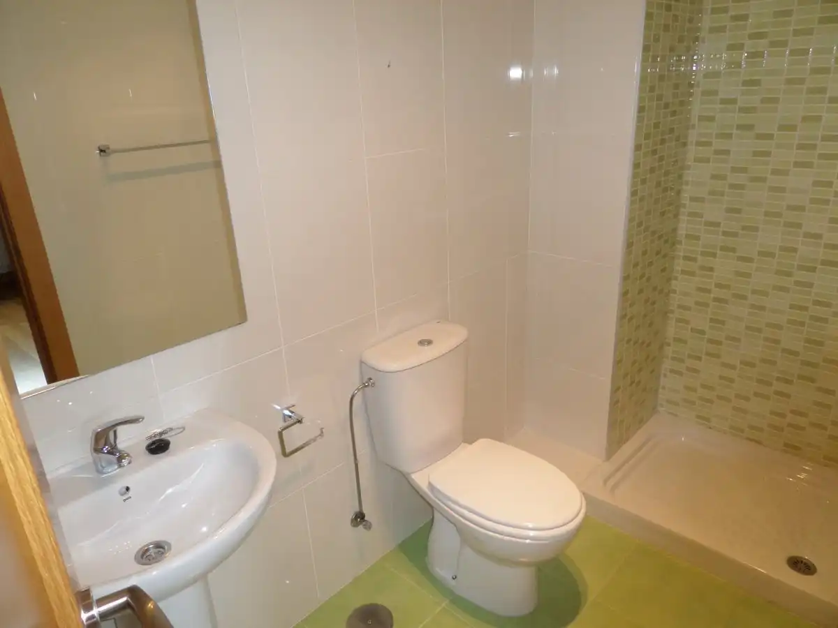 Baño de Casa adosada en venta en Tudela de Duero con Calefacción y Jardín privado