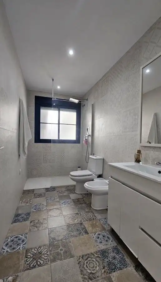 Badezimmer von Wohnungen zum Verkauf in La Alcaidesa mit Klimaanlage, Heizung und Terrasse