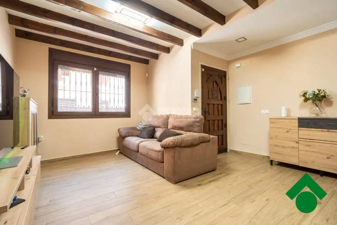 Sala d'estar de Casa adosada en venda en Cártama amb Alarma