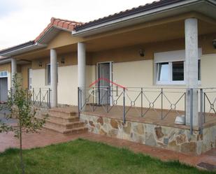 Vista exterior de Casa o xalet en venda en Santas Martas amb Terrassa i Piscina