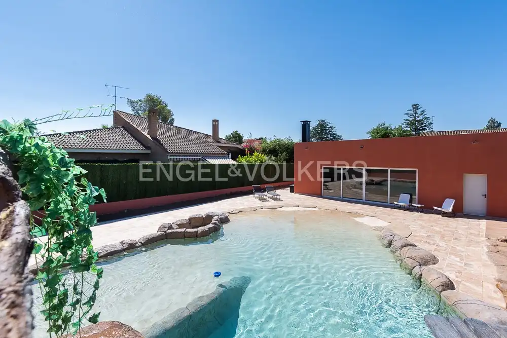 Piscina de Casa o xalet en venda en Paterna amb Aire condicionat, Calefacció i Jardí privat