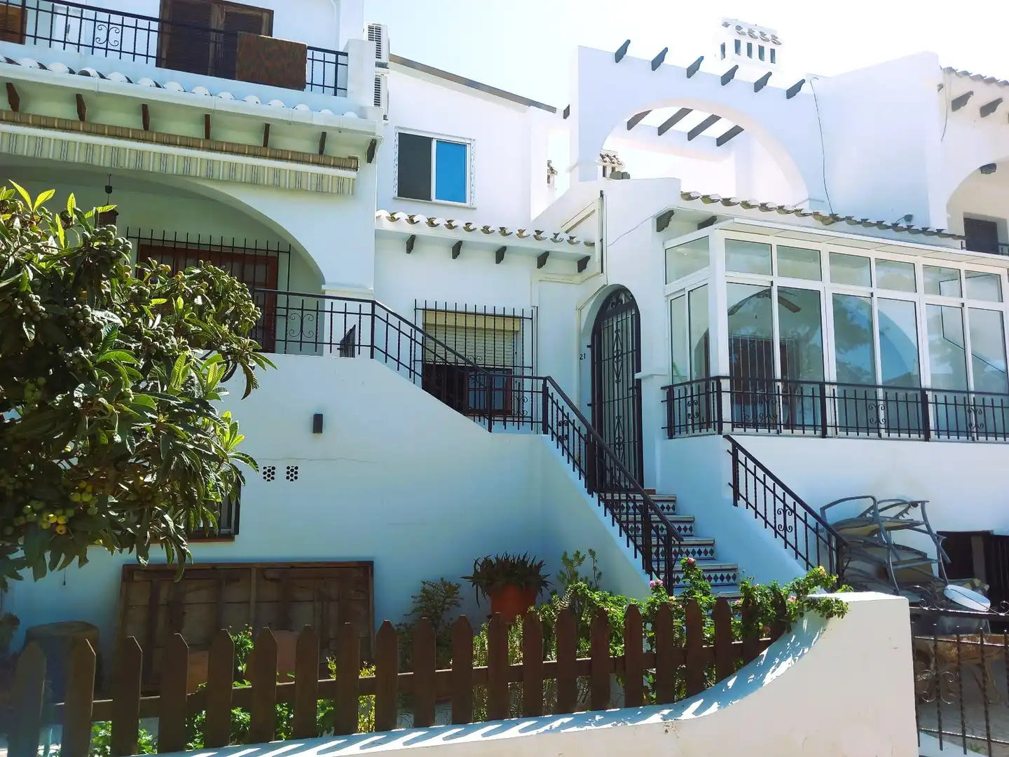Vista exterior de Casa adosada en venta en Torrevieja con Amueblado, Balcón y Piscina comunitaria