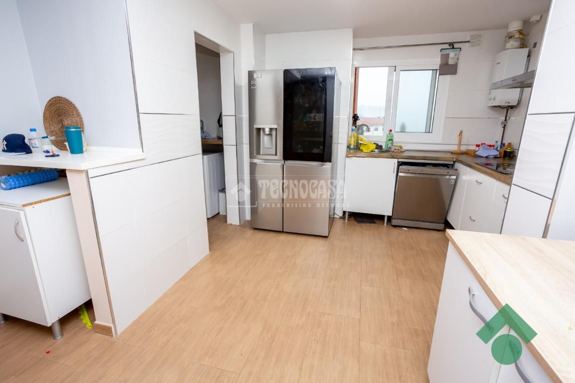 Kitchen of Flat for sale in Algeciras  with Air Conditioner