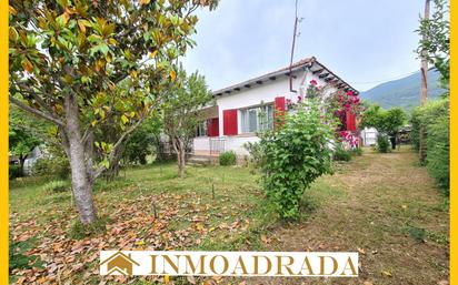 Vista exterior de Casa o xalet en venda en La Adrada  amb Calefacció i Jardí privat