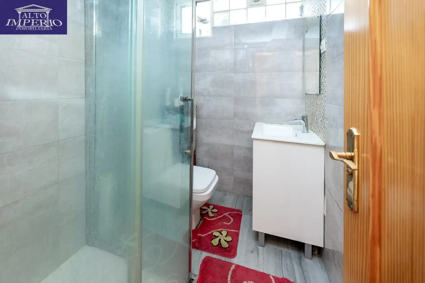 Bathroom of Flat for sale in Granada  with Air Conditioner, Terrace and Balcony