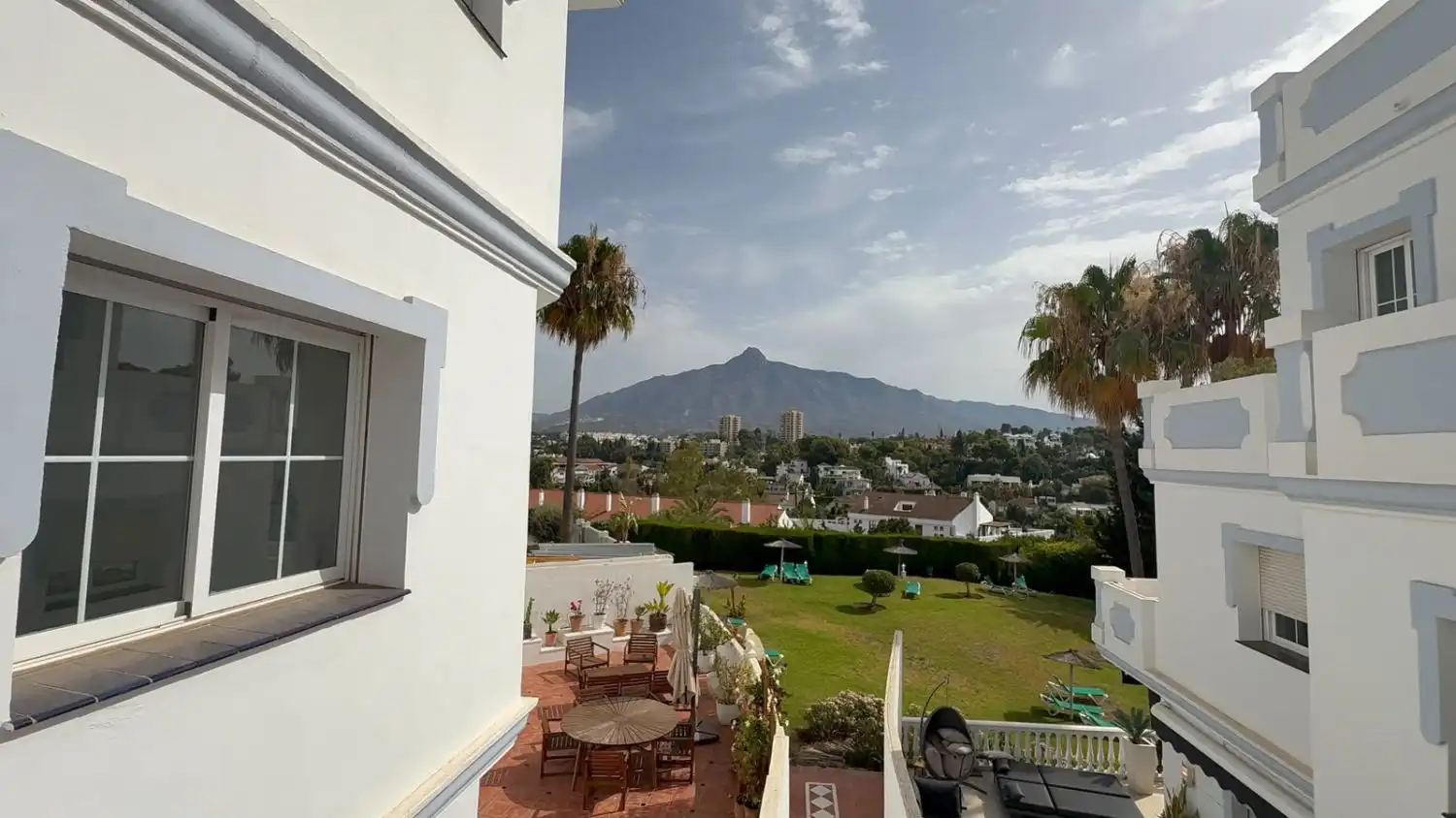 Vista exterior de Dúplex en venta en Marbella con Calefacción, Terraza y Piscina comunitaria