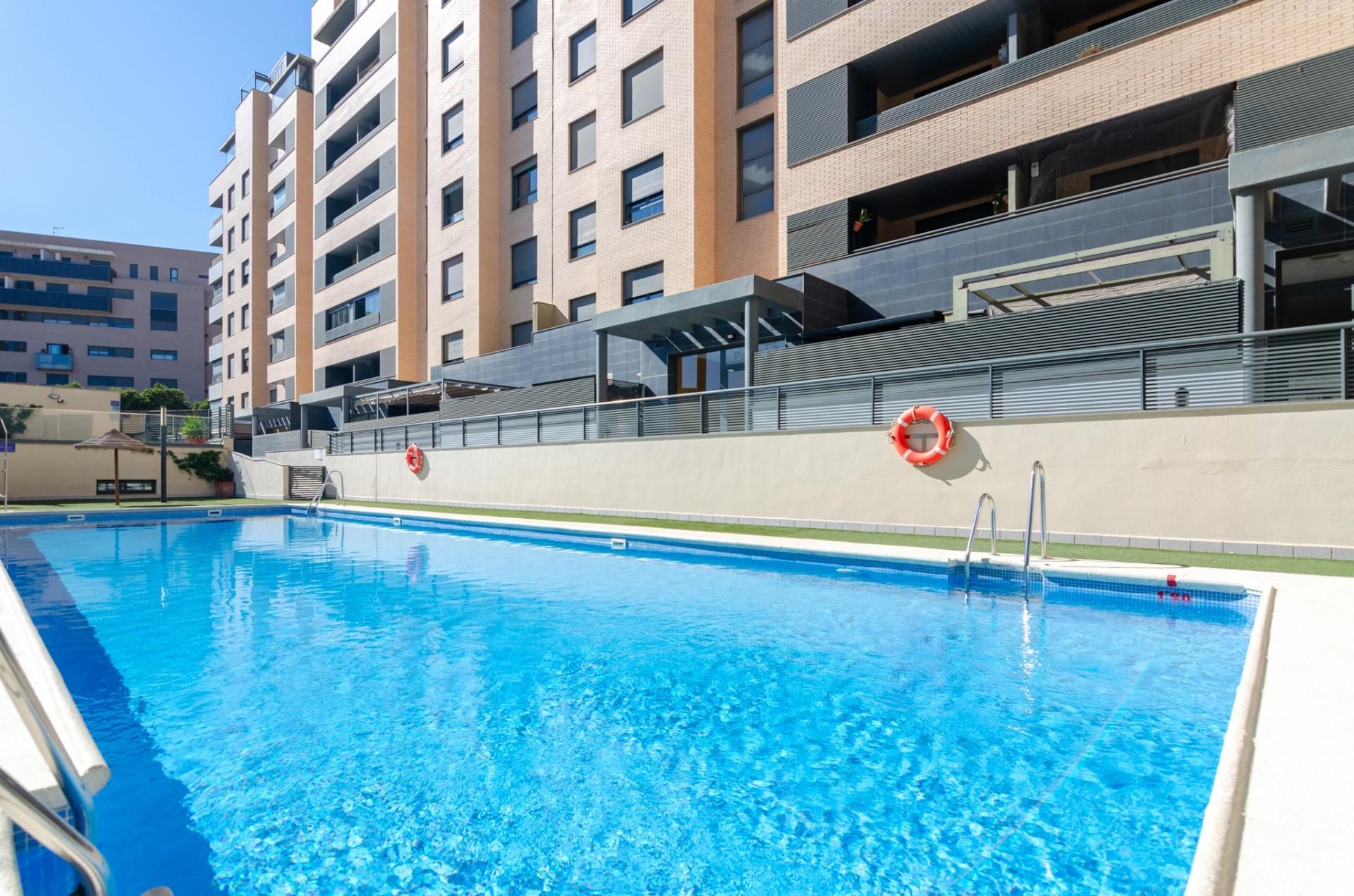 Piscina de Planta baja en venta en  Almería Capital con Aire acondicionado, Calefacción y Jardín privado