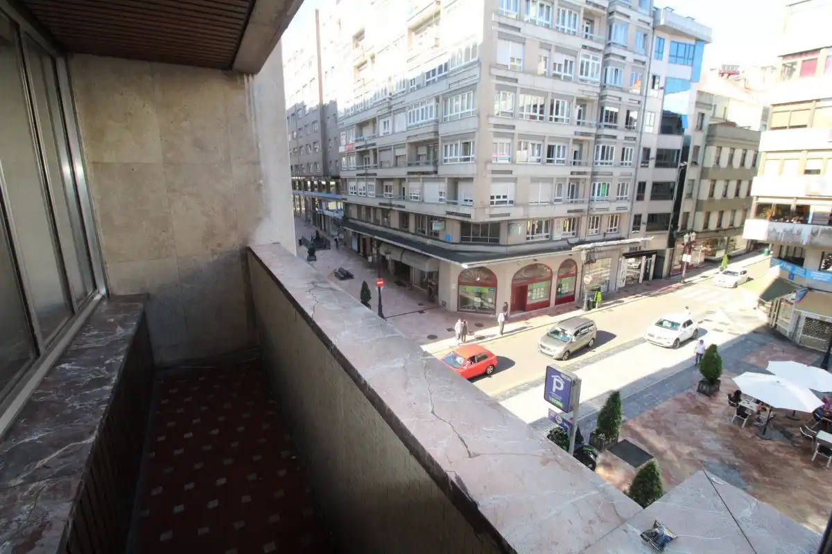 Vista exterior de Piso de alquiler en Oviedo  con Calefacción, Parquet y Balcón