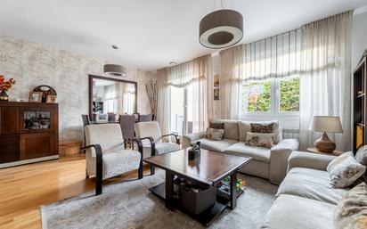 Sala d'estar de Casa o xalet en venda en  Madrid Capital amb Aire condicionat, Calefacció i Jardí privat