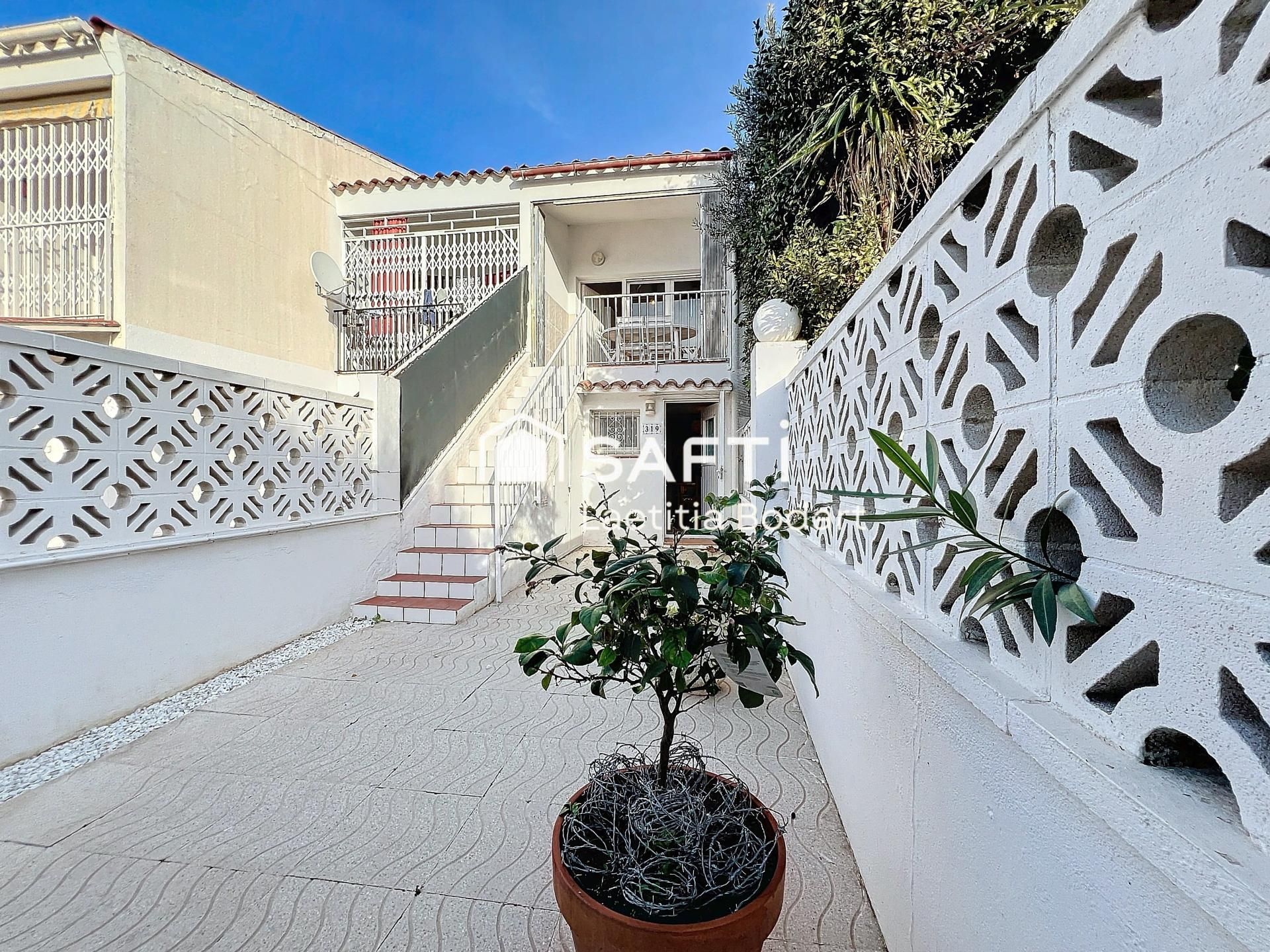 Vista exterior de Casa adosada en venda en Empuriabrava amb Aire condicionat, Calefacció i Terrassa