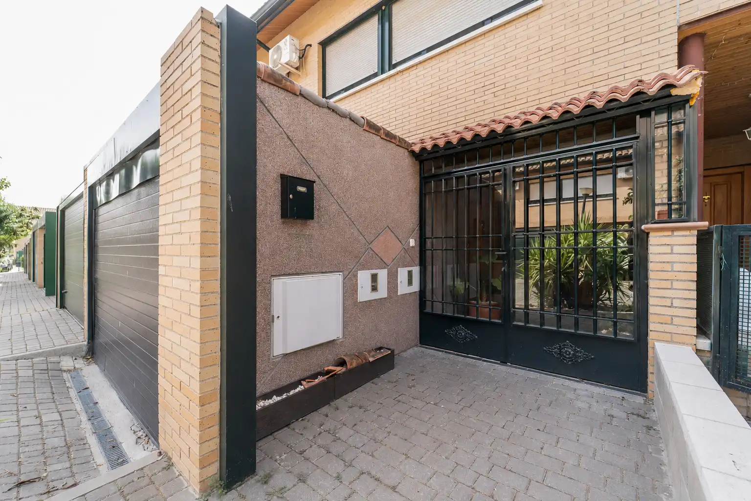 Vista exterior de Casa adosada en venta en Casarrubios del Monte con Aire acondicionado, Calefacción y Jardín privado
