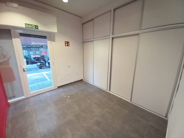 Local comercial en Alquiler en Carrer de Badalona en Sants