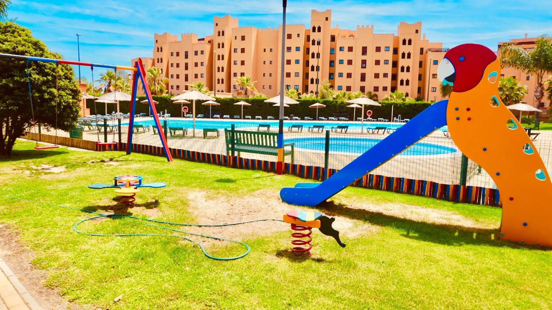 Schwimmbecken von Wohnungen zum Verkauf in Ayamonte mit Privatgarten, Terrasse und Möbliert