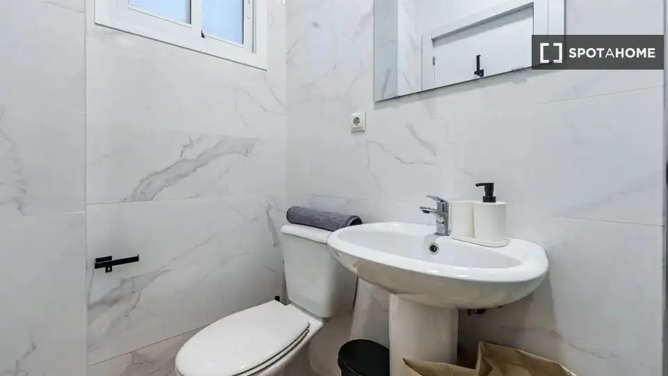 Bathroom of Flat for share in Centro
