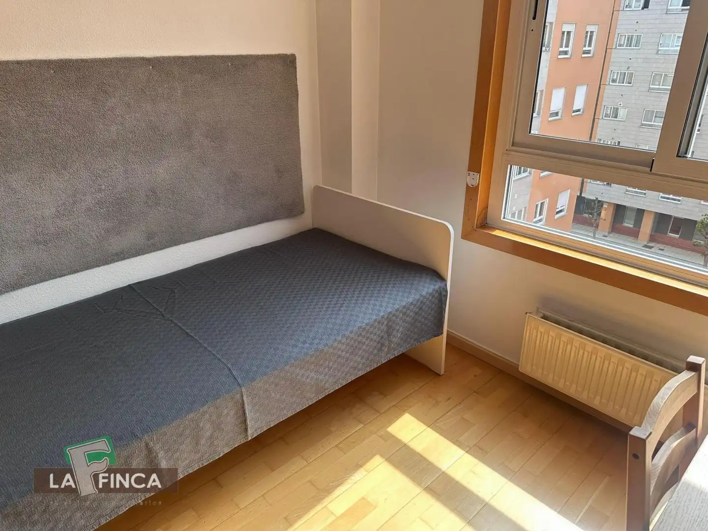 Dormitori de Pis en venda en Oviedo  amb Calefacció, Parquet i Traster