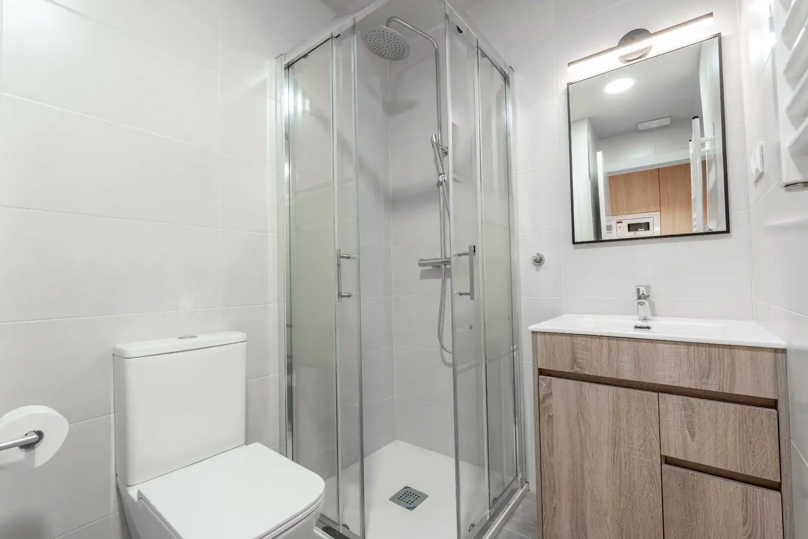 Bathroom of Office for rent in Madrid  with Heating and Furnished