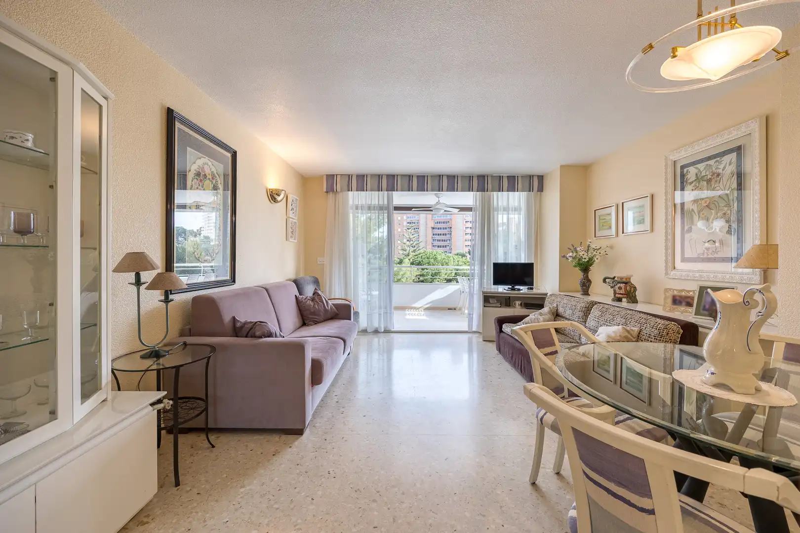Sala de estar de Piso en venta en Benidorm con Piscina, Amueblado y Piscina comunitaria