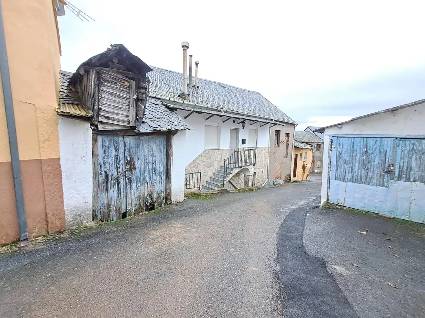 Vista exterior de Finca rústica en venda en Folgoso de la Ribera amb Calefacció i Moblat