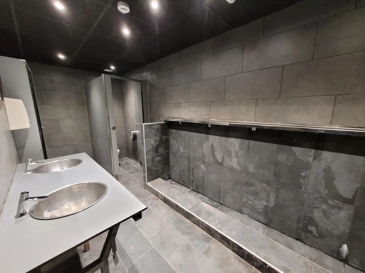Badezimmer von Fabrikhallen zum Verkauf in Igualada