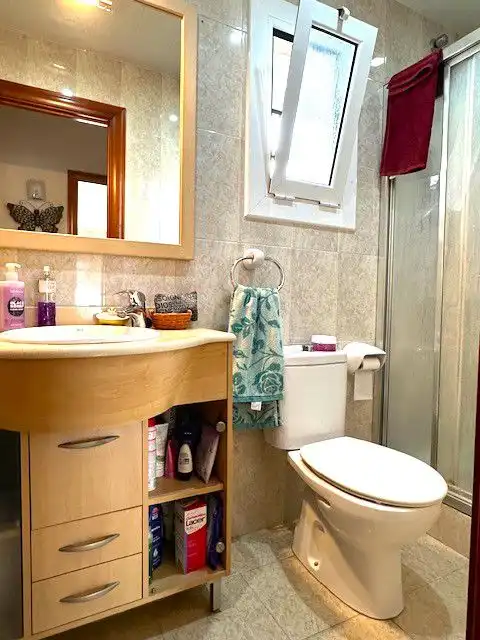 Badezimmer von Einfamilien-Reihenhaus zum Verkauf in Sant Boi de Llobregat mit Klimaanlage, Heizung und Terrasse