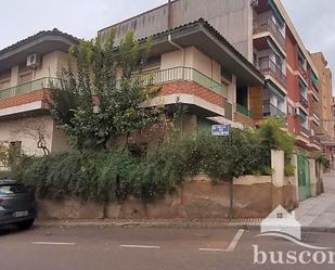 Vista exterior de Casa o xalet en venda en Linares amb Jardí privat, Terrassa i Moblat