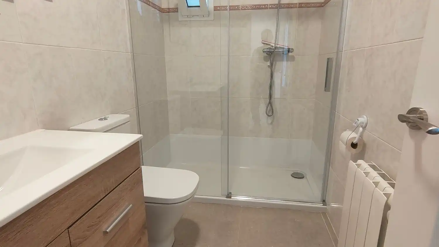 Bany de Casa o xalet de lloguer en Terrassa amb Jardí privat, Terrassa i Moblat