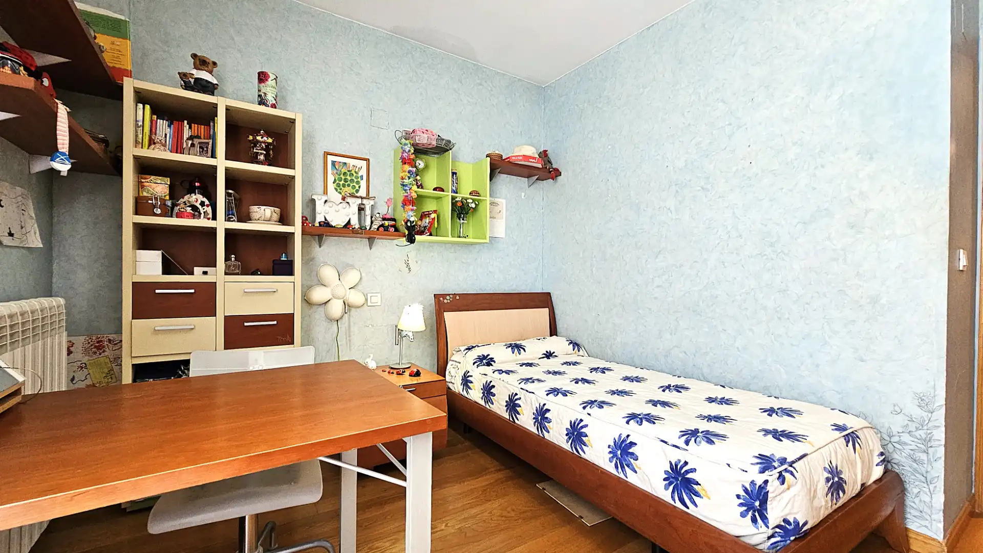 Habitación de Casa adosada en venta en Zaragoza con Aire acondicionado, Calefacción y Jardín privado