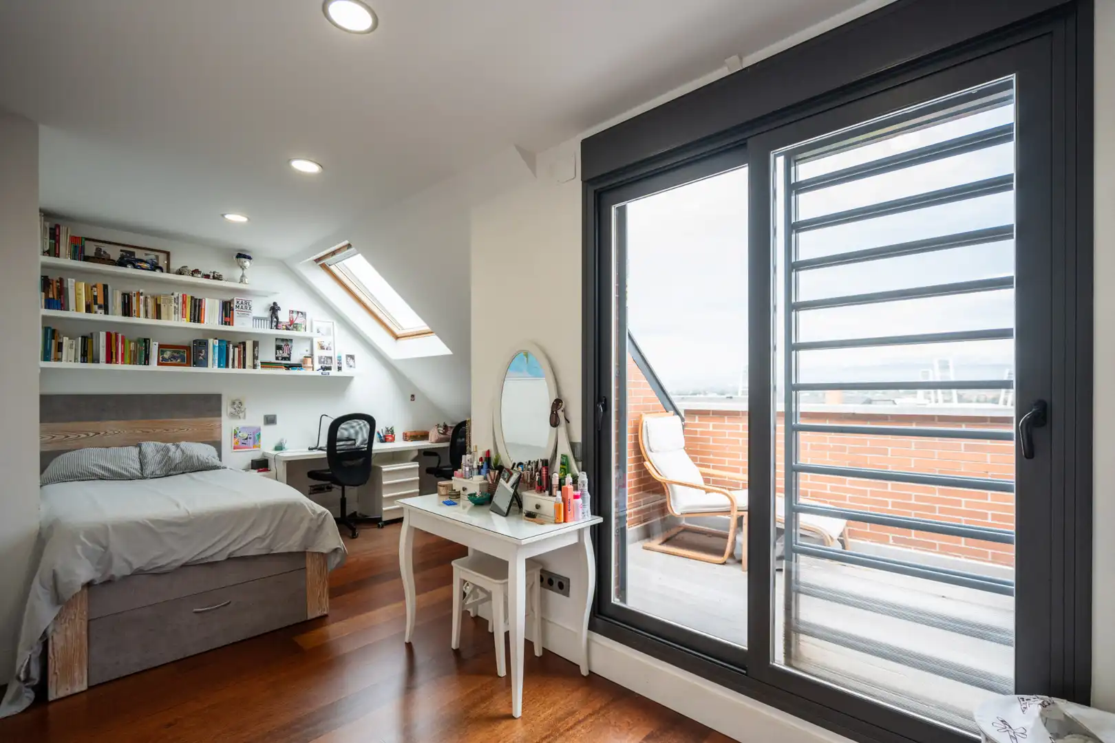 Habitación de Casa adosada en venta en Las Rozas de Madrid con Aire acondicionado, Calefacción y Jardín privado