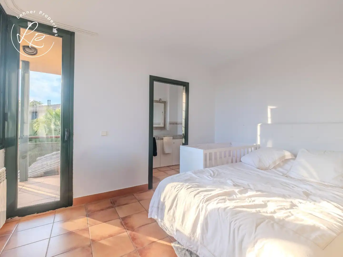 Habitación de Casa adosada en venta en Navata con Calefacción, Jardín privado y Piscina