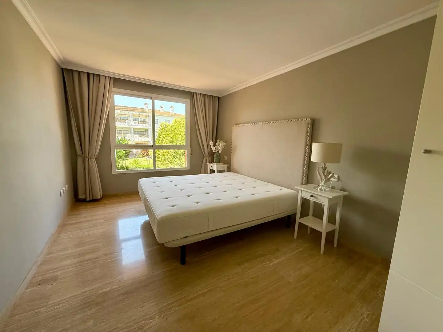 Dormitori de Apartament de lloguer en Marbella amb Aire condicionat, Terrassa i Piscina