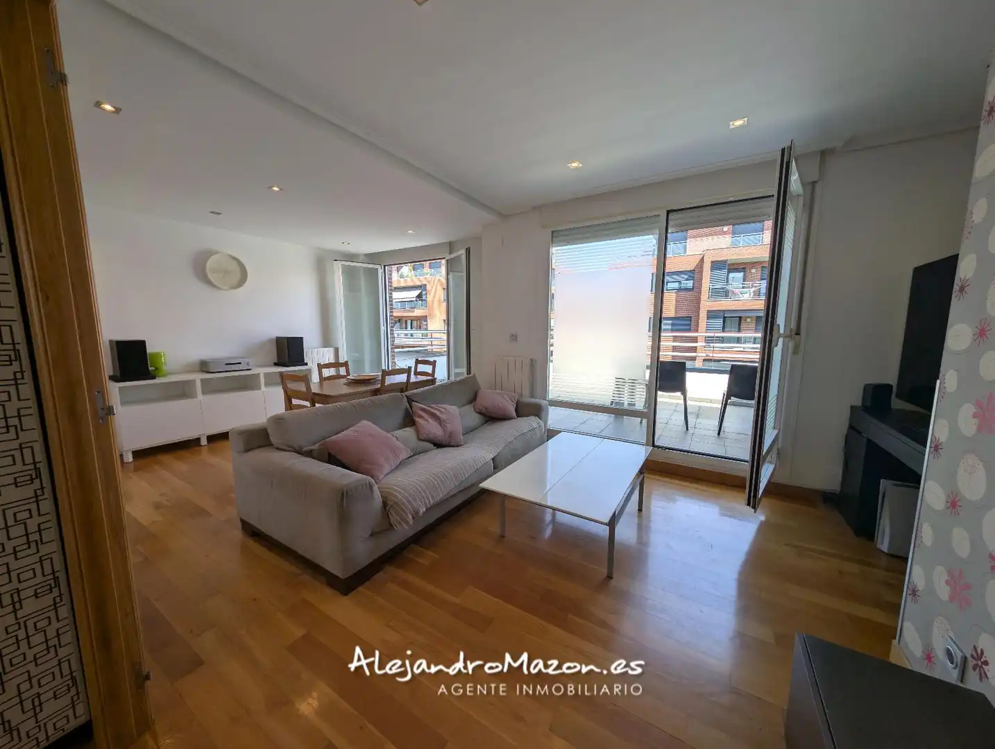Sala de estar de Ático en venta en Castro-Urdiales con Calefacción, Parquet y Terraza