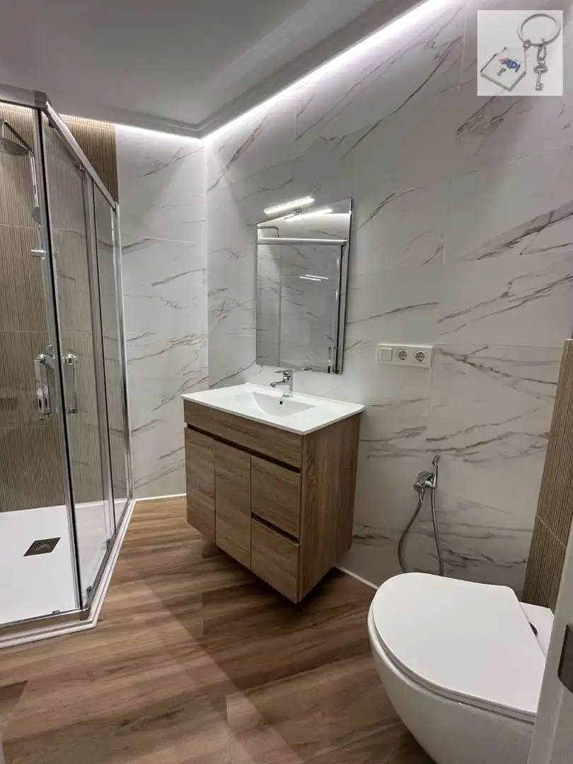 Baño de Apartamento de alquiler en Torrevieja con Aire acondicionado, Calefacción y Terraza