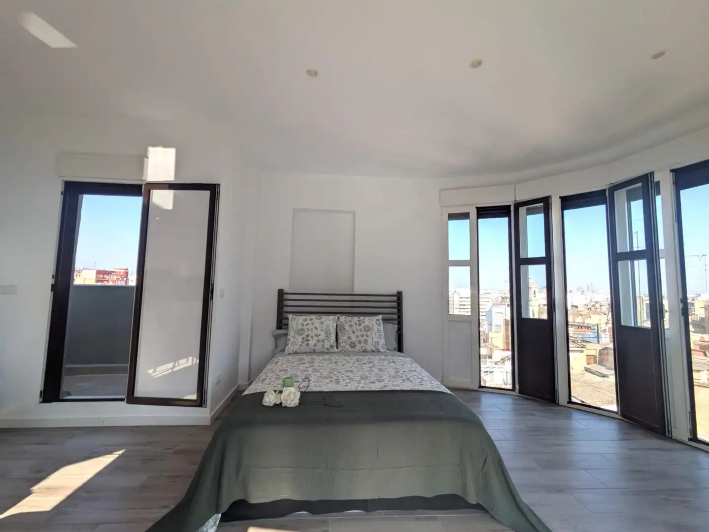 Schlafzimmer von Dachboden zur Miete in Valencia mit Klimaanlage, Heizung und Terrasse