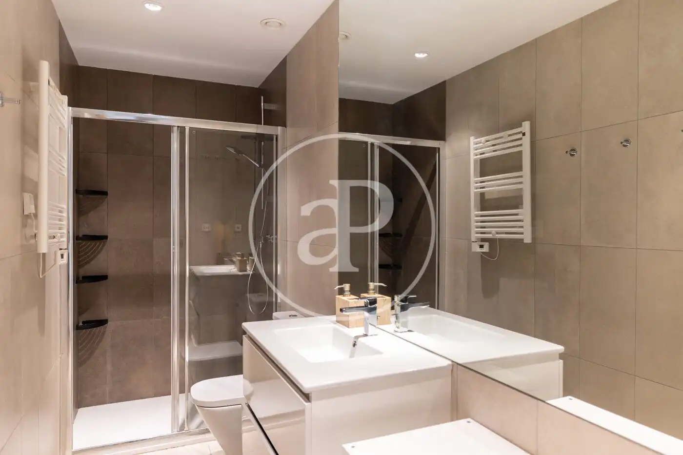 Badezimmer von Wohnung zum Verkauf in Barcelona mit Klimaanlage, Heizung und Terrasse