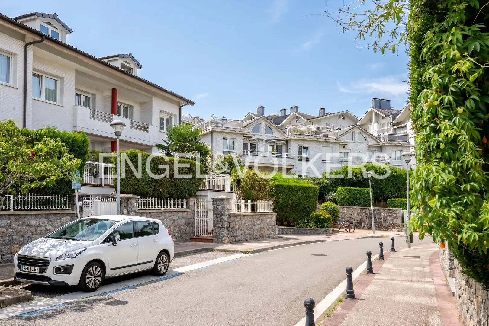 Vista exterior de Casa adosada en venda en Donostia - San Sebastián  amb Calefacció, Jardí privat i Terrassa