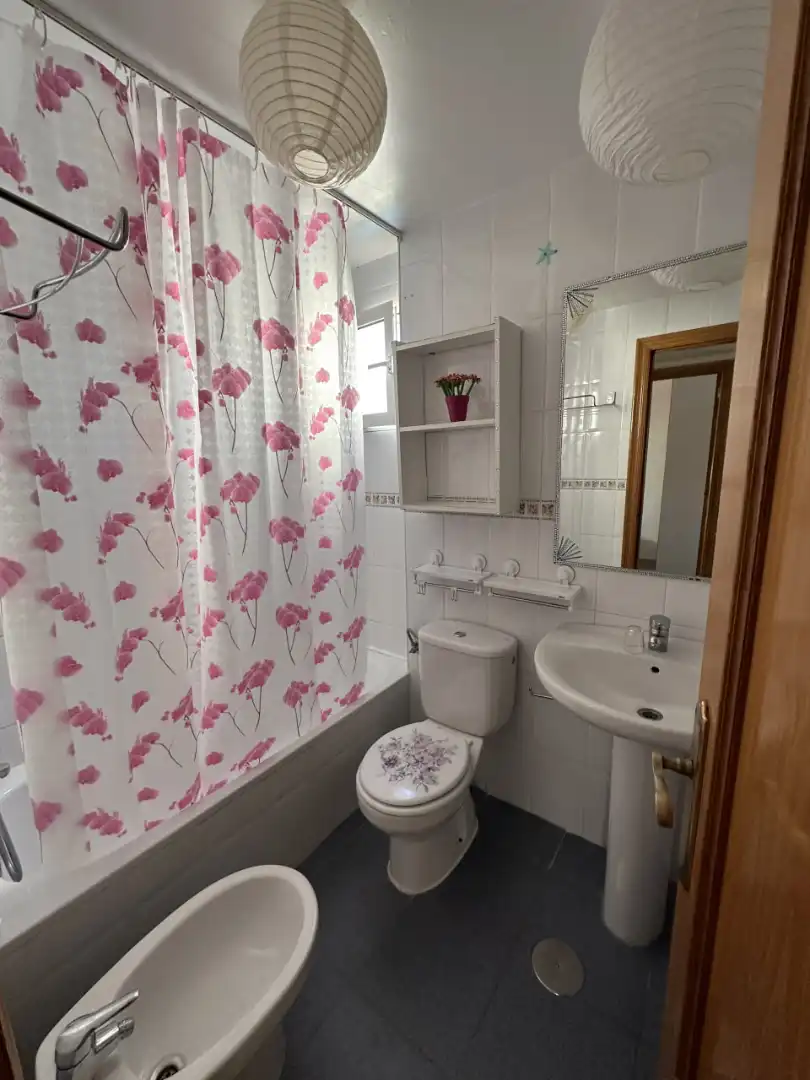 Badezimmer von Wohnung zur Miete in Benidorm mit Klimaanlage, Möbliert und Ofen