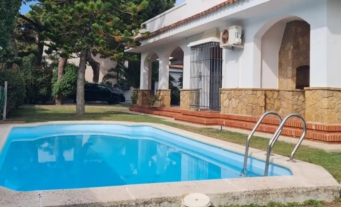 Piscina de Casa o xalet en venda en Rota