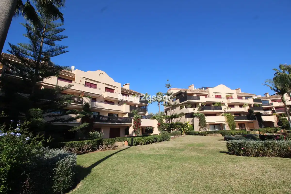Vista exterior de Àtic en venda en Estepona amb Terrassa