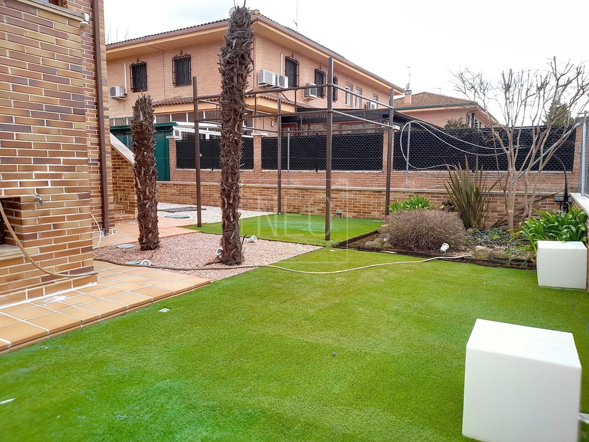 Jardí de Casa adosada en venda en Villaviciosa de Odón amb Aire condicionat, Calefacció i Jardí privat